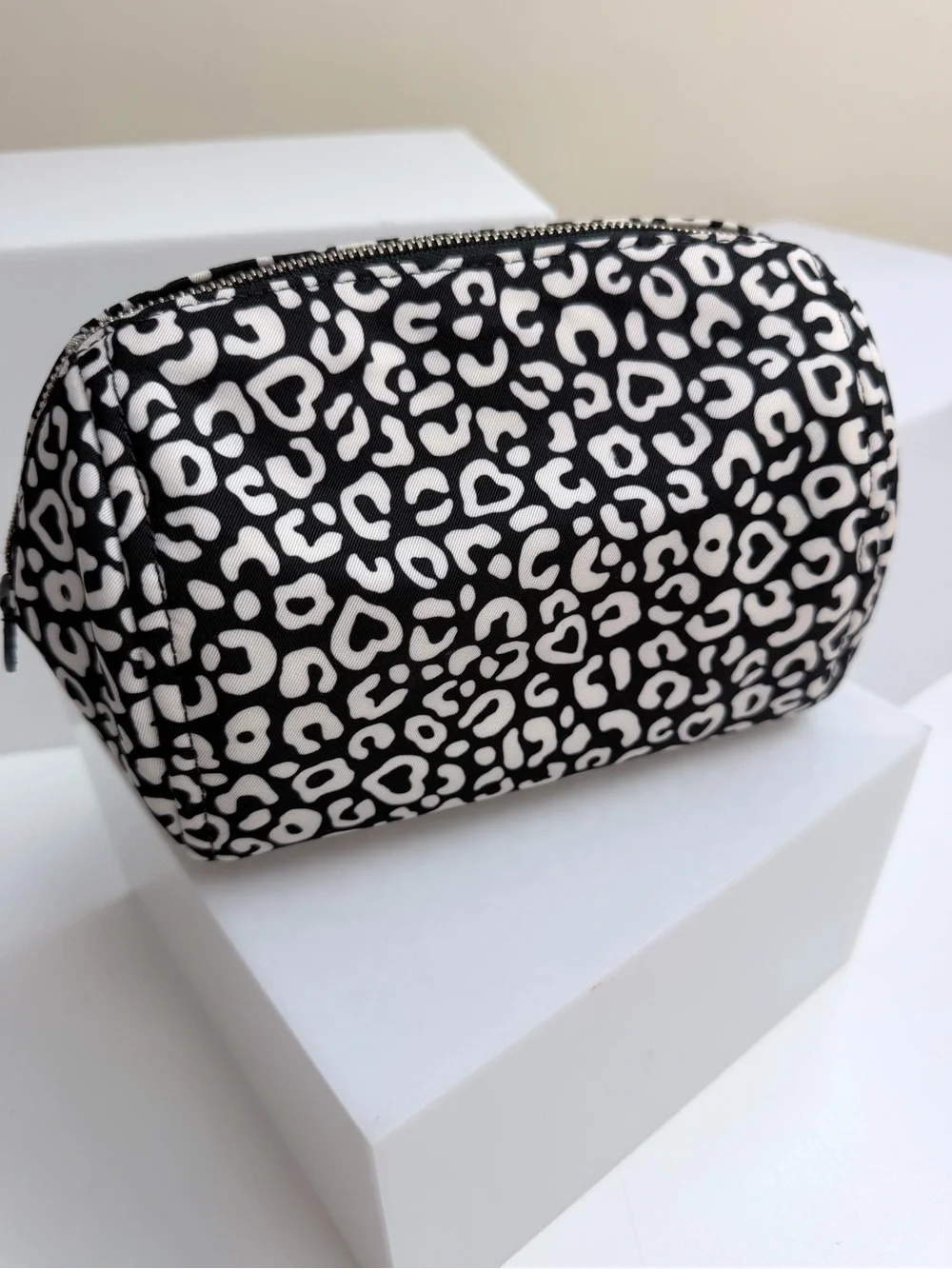 Kate Spade New York Chelsea Leopard Heart Medium Cosmetic Case